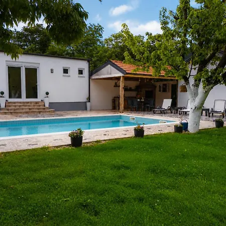 Pik Villa